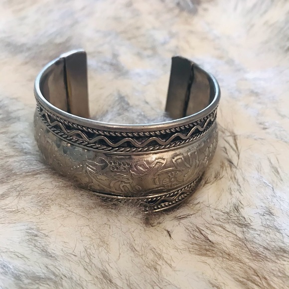Silver-toned, vintage, bohemian cuff with elephant - Picture 2 of 4